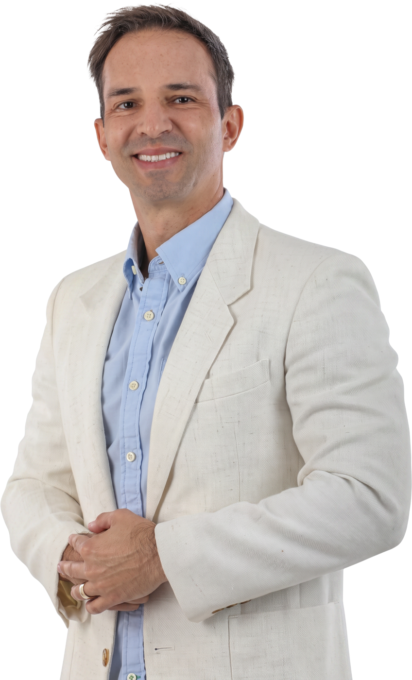 Douglas Andrade sorrindo, de blazer claro e camisa azul